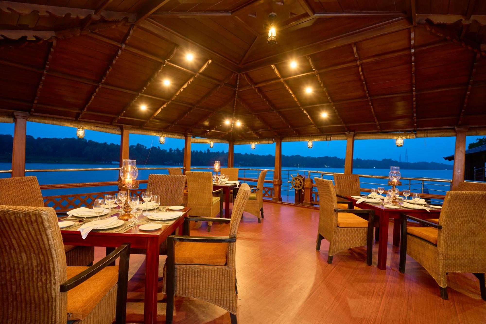 The Leela Ashtamudi, A Raviz Hotel Kollam Eksteriør bilde The restaurant on board